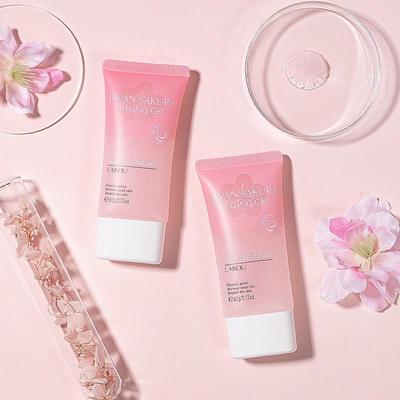 Lo scrub viso gel esfoliante ai fiori di ciliegio pulisce i pori