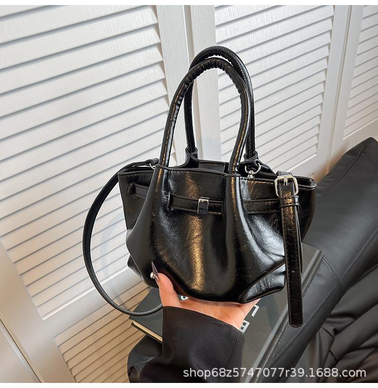 

2025 нишевая ретро портативная наплечная сумка большой вместимости новая высококлассная модная универсальная дорожная сумка-ведро чёрный