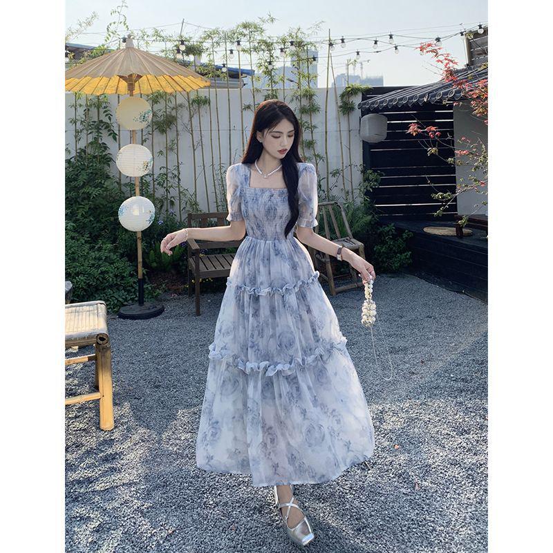 Blaues Retro-Kleid mit Blumenmuster und quadratischem Ausschnitt und Ohrringen – Sommerstil für Damen, schlanke Taille, lange Länge, Feenwald-Look.