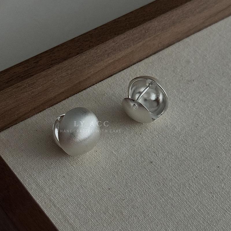 Brushed Ball Earrings Women's High-end Matte Niche Design Light Luxury Temperament Ball Ear Buckle Texture Retro Stud Earrings