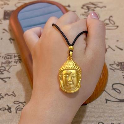 Vergulde damesketting met Boeddha-hoofdhanger en veiligheidssluiting - Hoogwaardig sieraad met imitatiegouden Tathagata-motief.