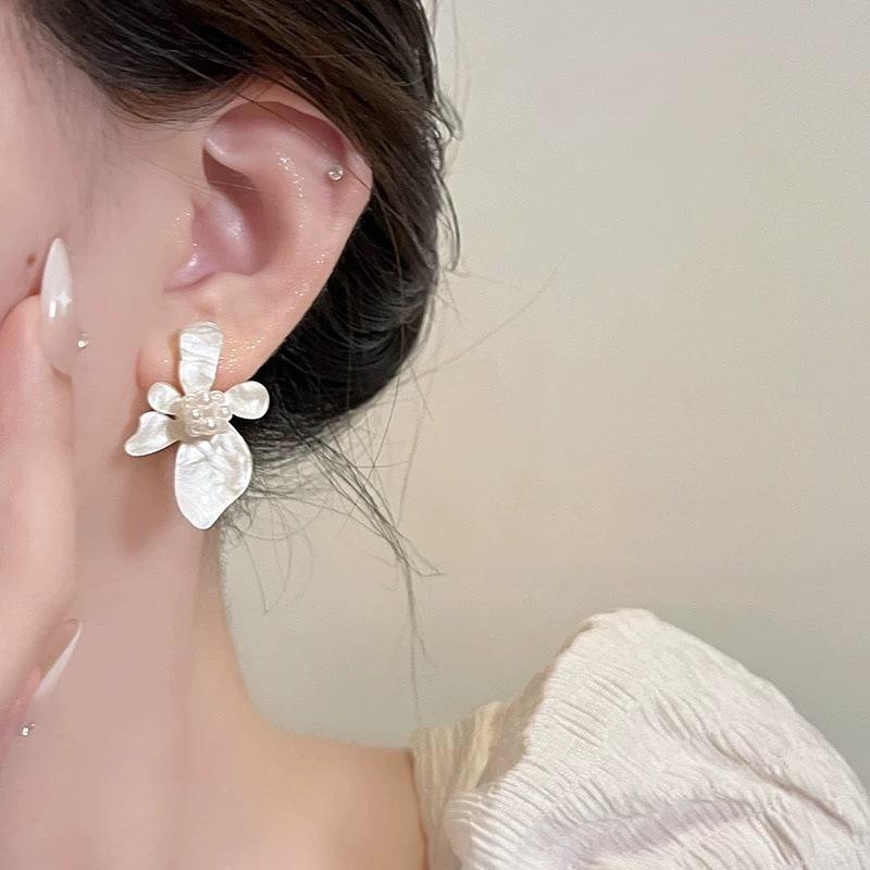 Super fairy French three-dimensional flower circle earrings women's new pearl earrings retro niche design stud earrings