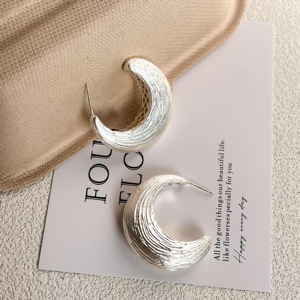 Niche European-American High-End Geometric Retro Stud Earrings with Unique Cold Style Design