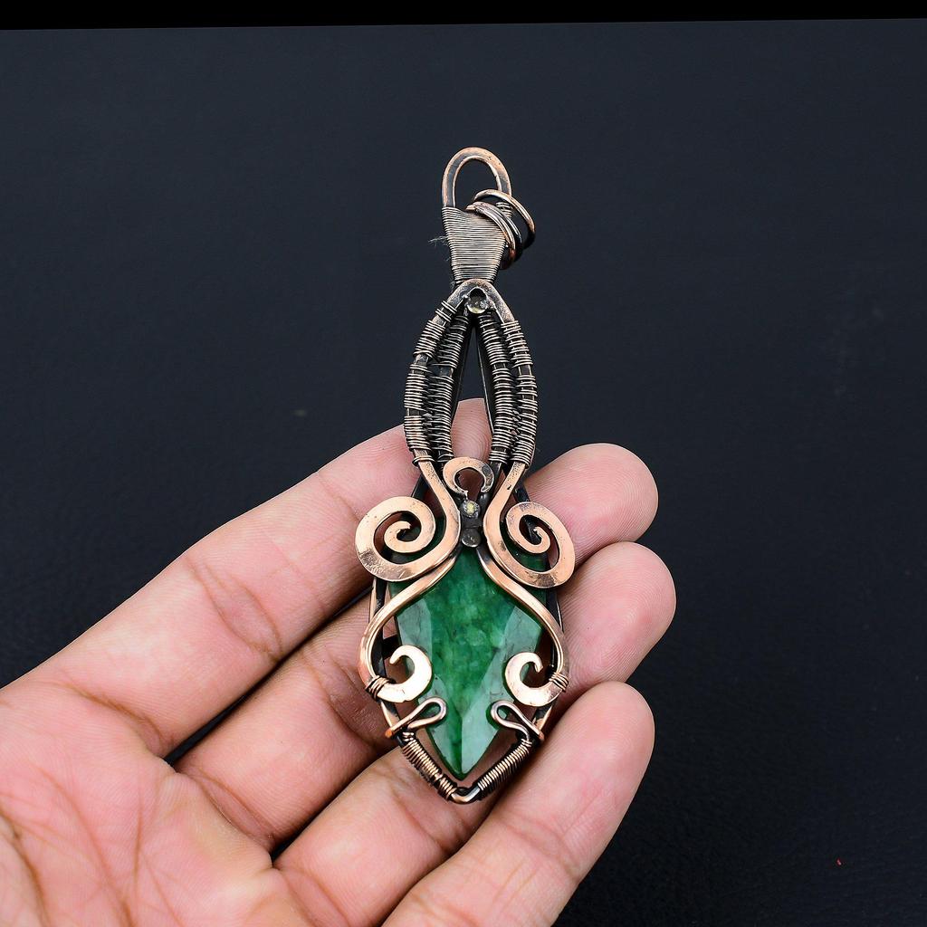 Bijuterii cu pietre prețioase de smarald create în laborator, pandantiv lucrat manual învelit cu sârmă de cupru pur