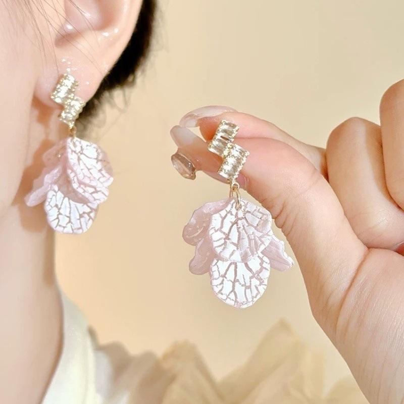 

Yu Shuxin earrings pink petal stud earrings women s niche vacation year new spring and summer earrings ear jewelry