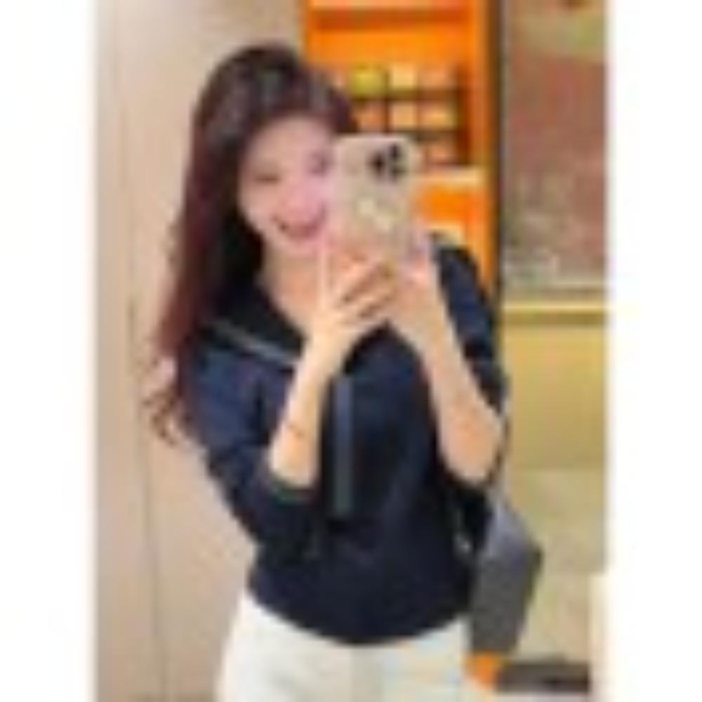 A New Early Autumn Shawl Sweater for Women with A College Style Navy Neck Paired with A Base Layer Top