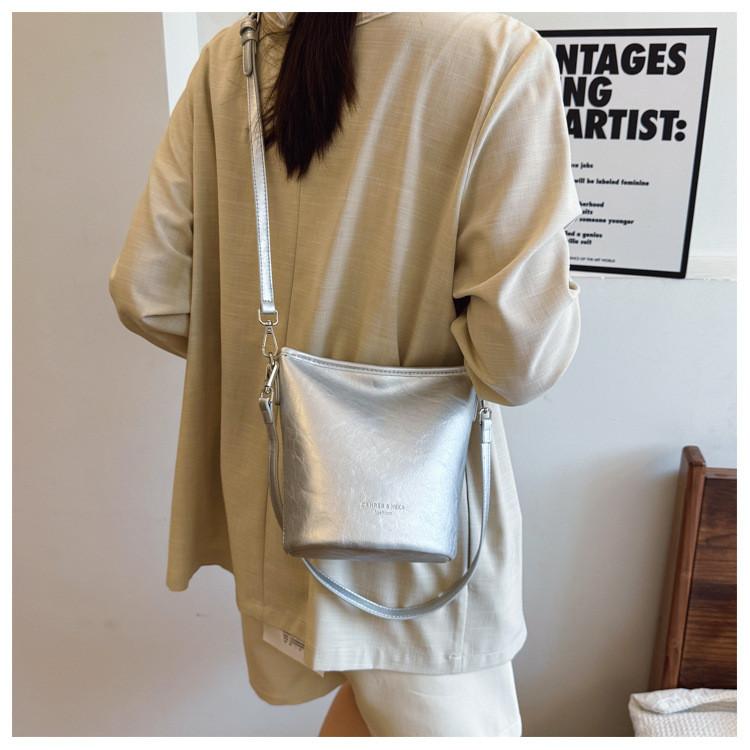 IELGY Fashionable All-Match One-Shoulder Underarm Bag Commuter Cross-Body Bucket Bag
