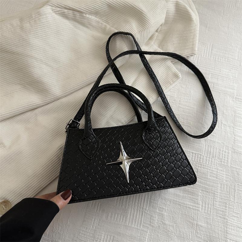 

Retro personalized messenger bag 2025 summer new bag women s casual commuter shoulder bag Korean version small square bag women s bag