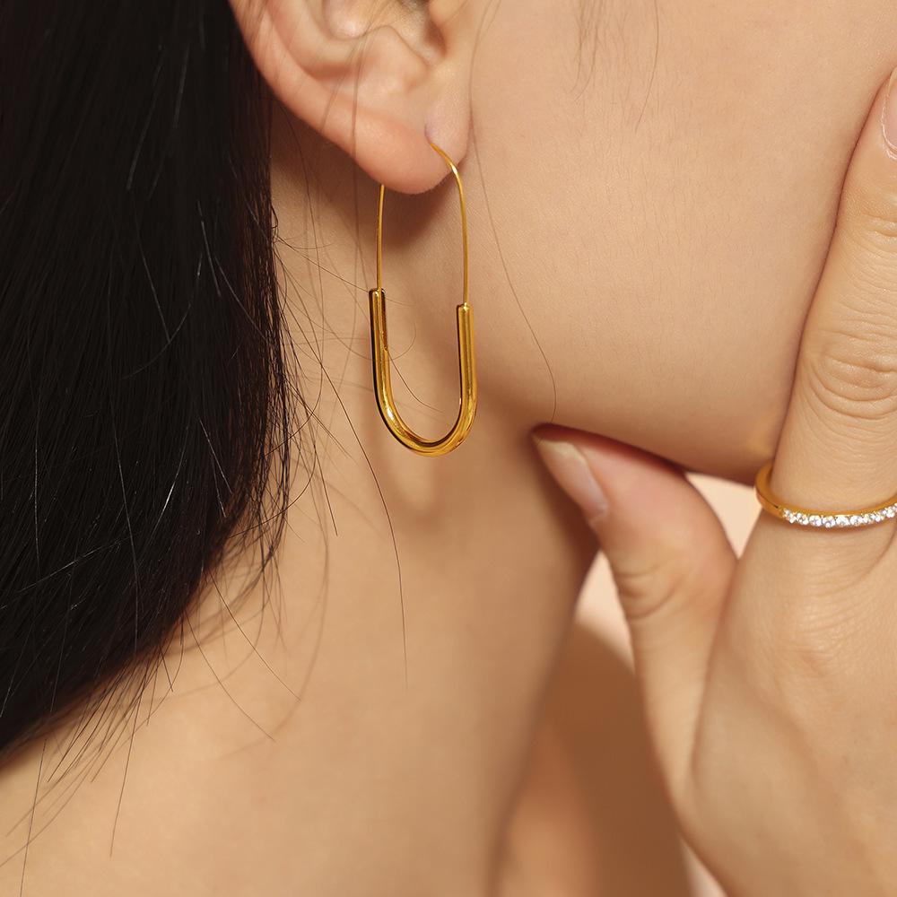 Cercei agrafă din oțel titan placat cu aur de 18k: Stil simplu, modern