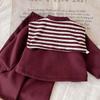 Mädchenmode Gestreifter Schal Burgunder Sweatshirt & Weitbein-Hosen Set, Herbst 2025 Kleinkind Zweiteiliges Freizeitoutfit