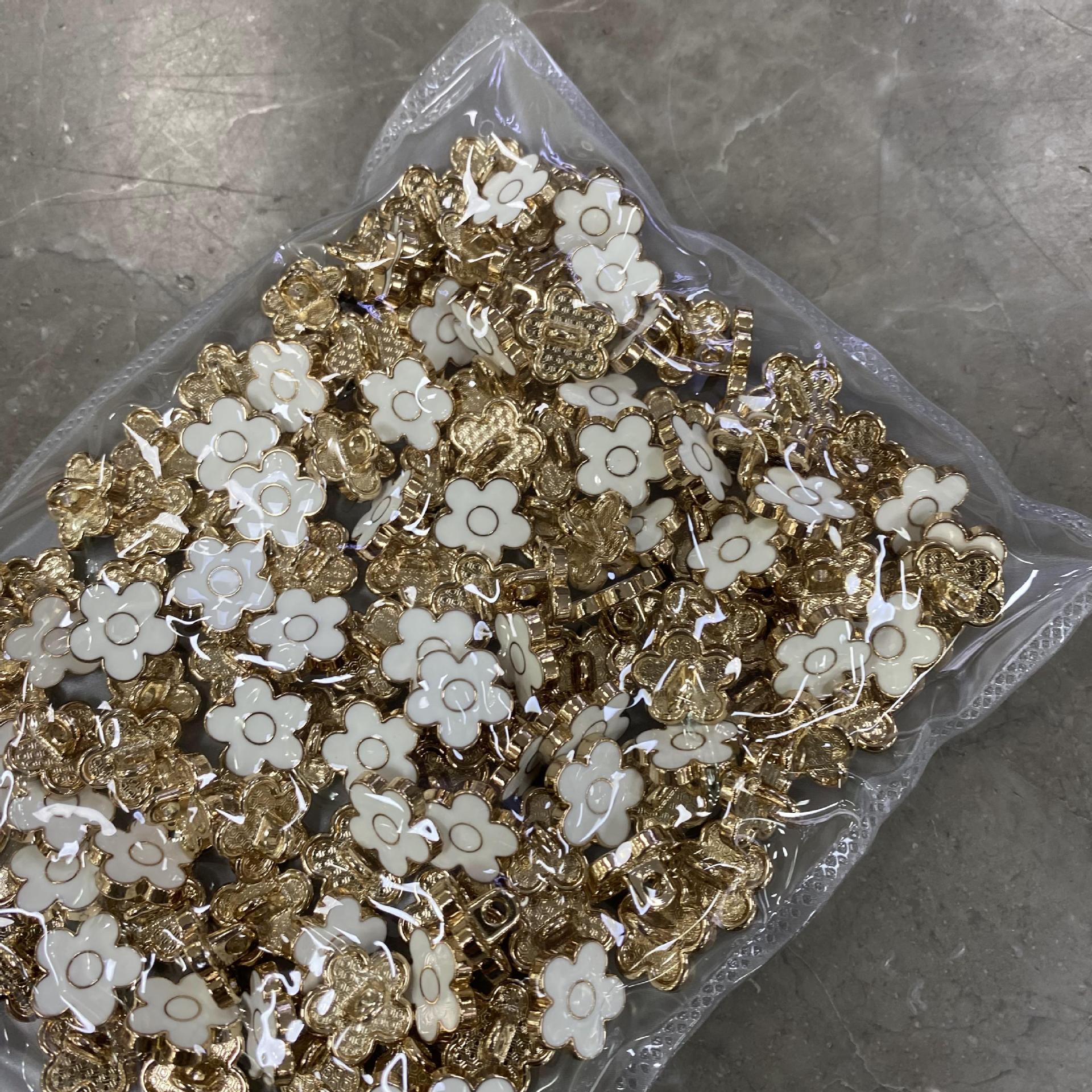 

Запонки и пуговицы для воротника для женского кардигана Yisen ESSTUDIO Plum Blossom Metal Button