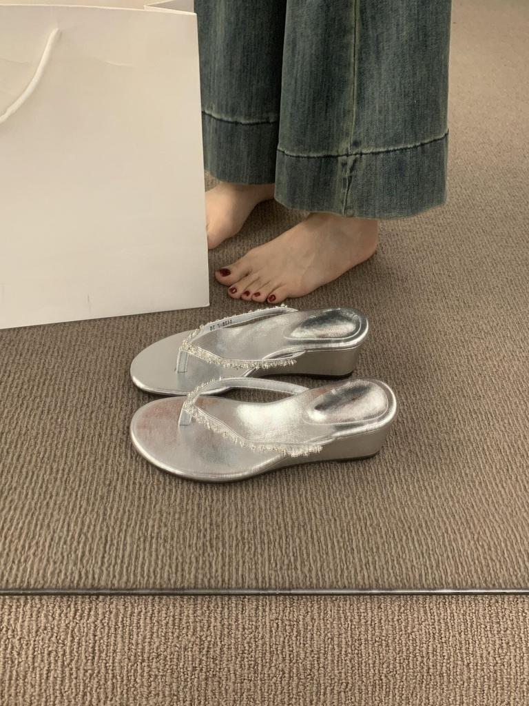 French beautiful rhinestone pinch red flip-flops 2025 new temperament wedge heel toe cool slippers women's summer wear