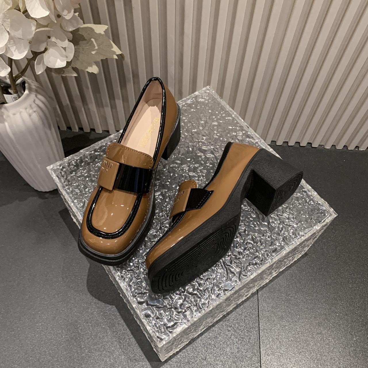 

2025 прямые продажи поддержка 2025 осенние новые модели с юбками, на высоких каблуках, темпераментные, модные маленькие кожаные туфли 40 хаки