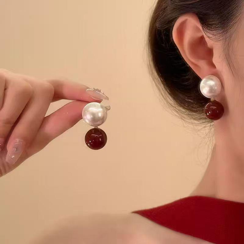 

Серьги-пусеты из серебра 925 пробы в стиле ретро Хепберн с крупным жемчугом для невест - Элегантные украшения во французском стиле красный жемчуга