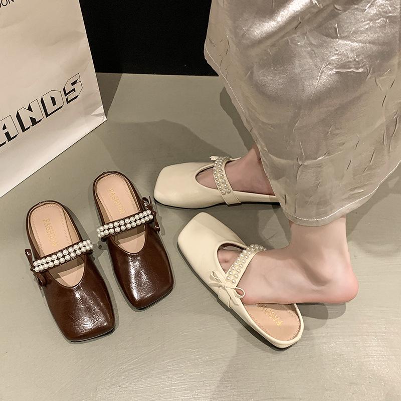 Square Head Pearl Belt Flat Bottom Cool Slippers Women's Outer Wear Summer 2025 New Light Mouth Fashion Soft Bottom Bag Head Half Slippers