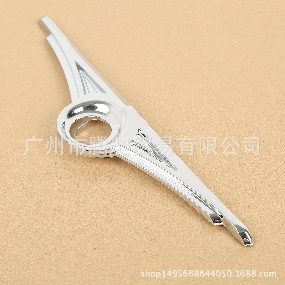 

Хромированная акцентная полоса с замочной скважиной для заднего кофра Gold Wing GL1800 0.3