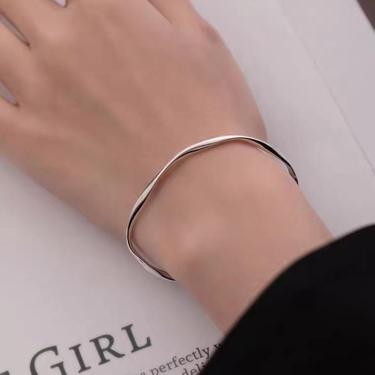 925 Sterling Silver Möbius Loop Bangle - Youthful, Niche Design Women's Bracelet