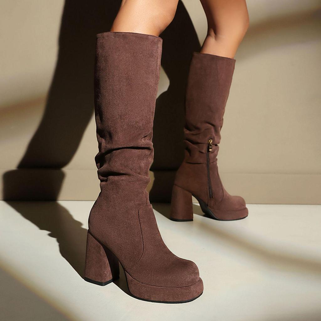 Stivali Alti da Donna in Camoscio con Tacco Chunky e Punta Tonda - Piattaforma Impermeabile Pieghettata Autunno/Inverno.