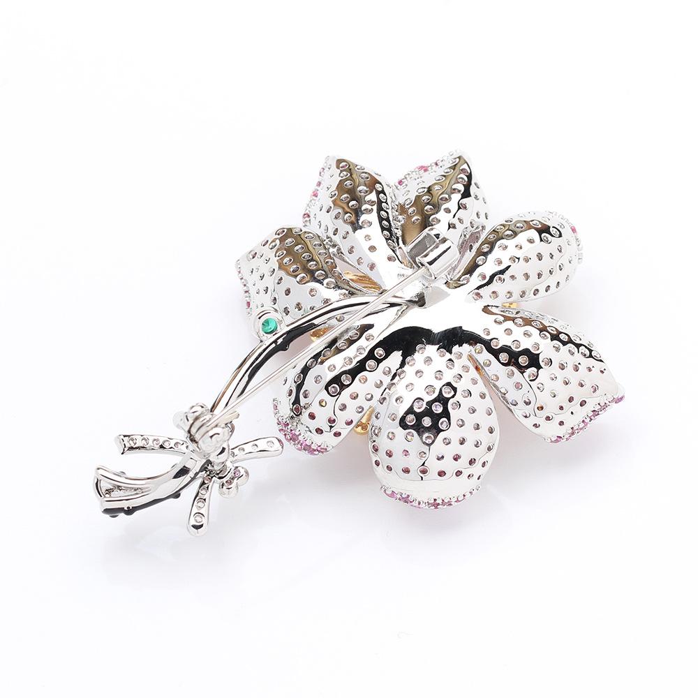 Light luxury high-end jewelry, red gradual change three-dimensional bouquet brooch, elegant light luxury heavy industry brooch, women's model