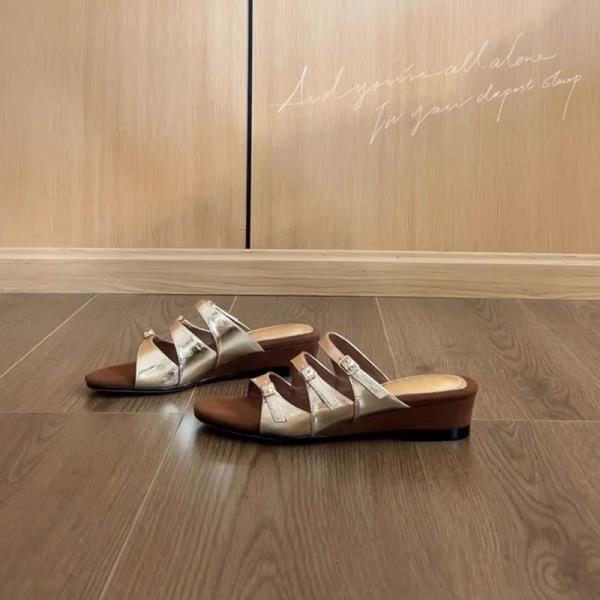 

Модные шлепанцы Женская летняя обувь Слайды Пантофли Мода На танкетке Серебристые 2025 Роскошная обувь На танкетке Женские шлепанцы Уличные Люкс 35