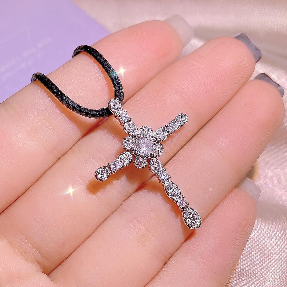 Cross Necklace for Women with Niche Design  Personalized Collarbone Chain Simple Temperament Pendant Ornaments
