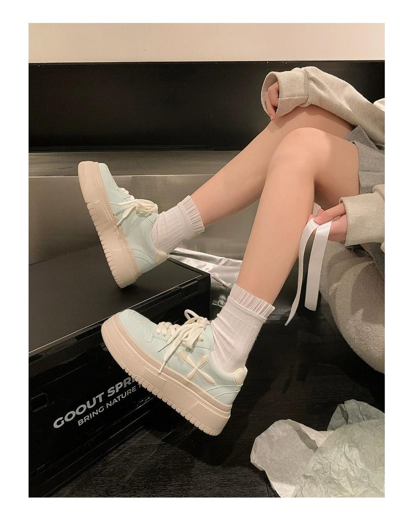 Muffin-Boden ausländischer Stil 2025 Frühling neu dicke Sohle erhöhend runde Spitze Sport und Freizeit vielseitige kleine weiße Schuhe Damen