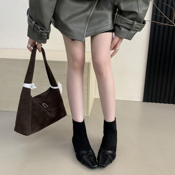 In the autumn and winter of 2025, the new retro small short boots for women, Korean spice girls show thinness, foreign style, square head, thin boo