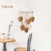 Nástěnná dekorace Velký Boho Macrame Ručně vyráběná příze Tkaná Tapiserie s listovým motivem Nástěnný závěs s umělým peřím pro domácí dekoraci