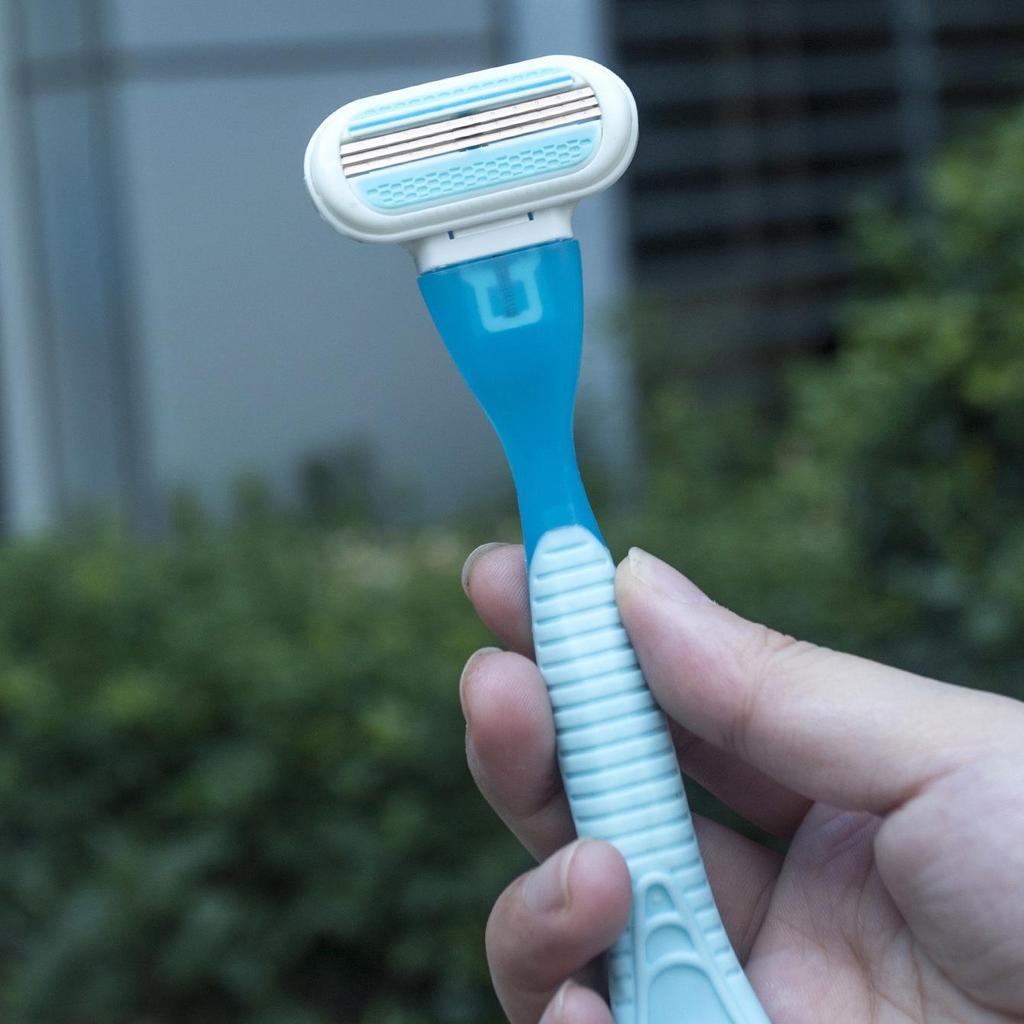 Triple-Layer Women's Manual Razor with Universal Replacement Blades for Underarm Hair Removal – Includes Handle and Blister Pack.