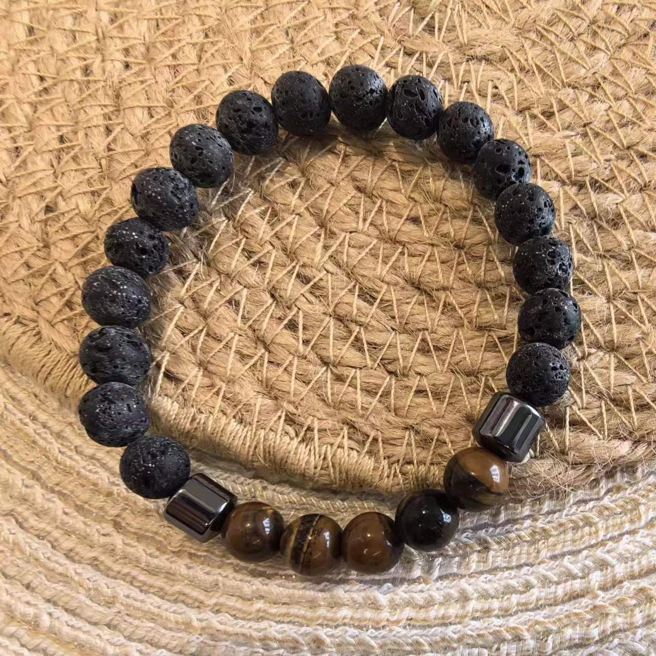 

Браслет с черным кристаллом и магнитом «Тигровый глаз» серебряный