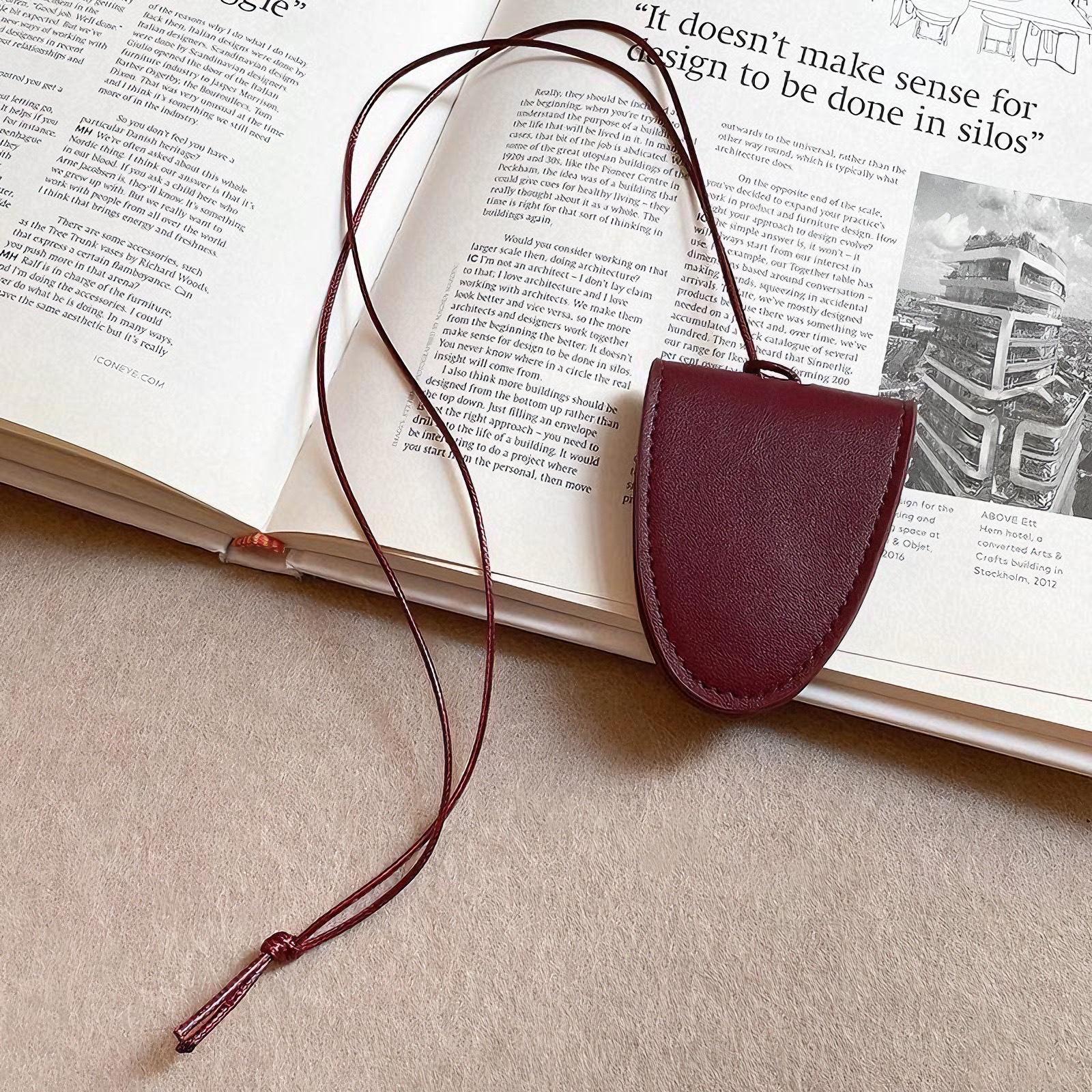 

Кожаное ожерелье с подвеской в виде сумки для ключей на шнурке и держателем для очков