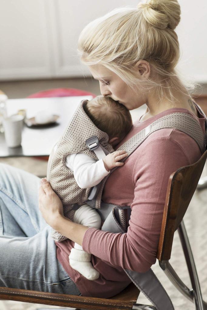 MINI Air Baby for Newborns To 12 Easy To Put Lightweight and Japanese Product BABYBJÖRN Carrier, Months, Gray-beige, On, Compact. [Authentic