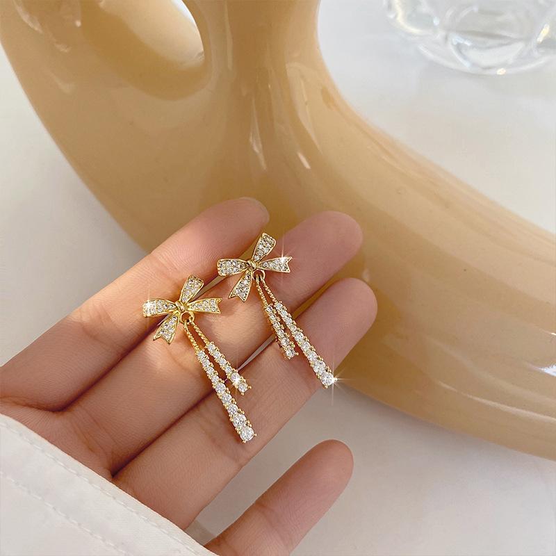 Boucles d'oreilles de luxe tendance 2024 accrocheuses pour femmes: Boucles d'oreilles à clous tendance et polyvalentes pour l'automne et l'hiver