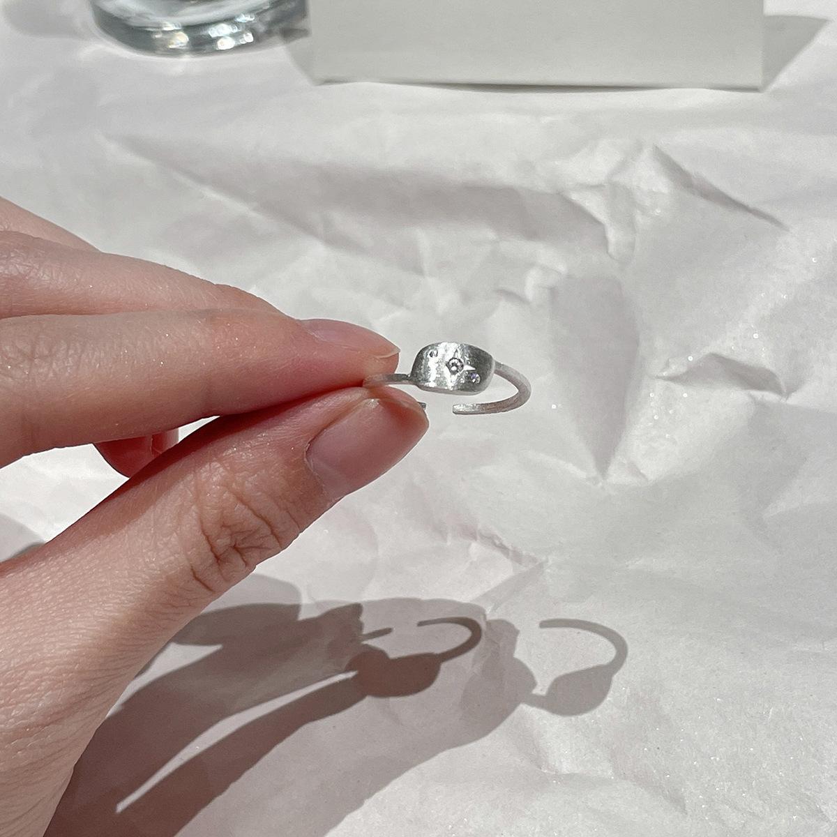 

Цирконий, узор «манговая звезда», открытое кольцо, нишевая мода и универсальный темперамент, легкая роскошь и изысканные ювелирные изделия высокого класса.