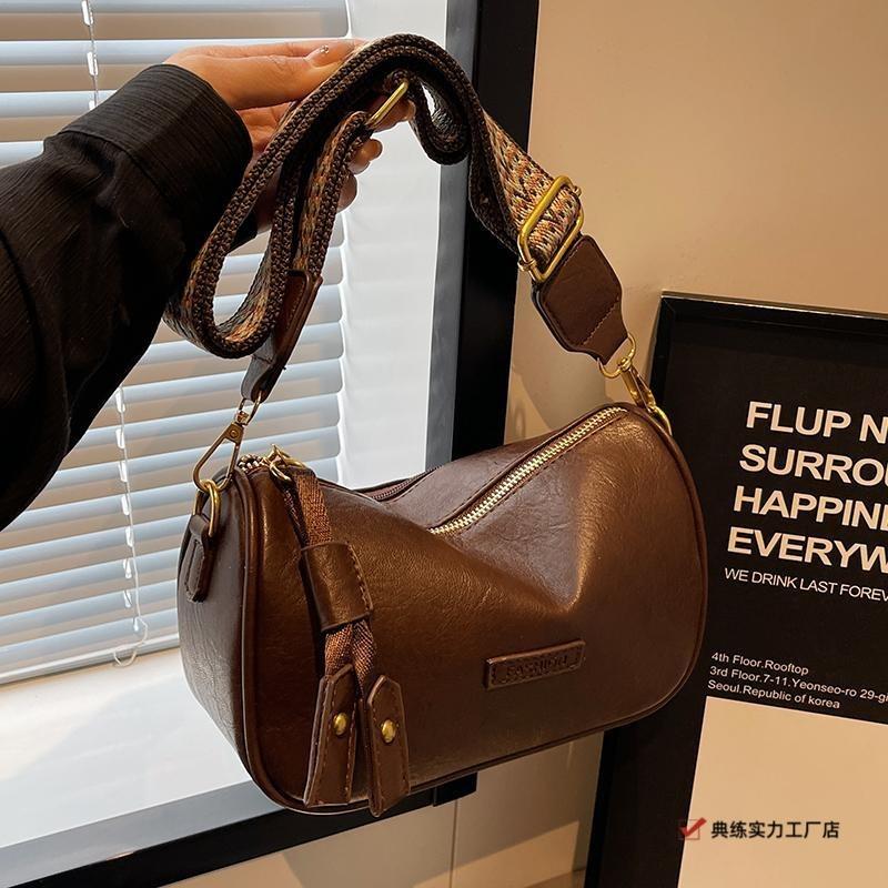 This year, Boston bags are popular, niche retro new broadband messenger bags, women's versatile small bags, pillow bags.