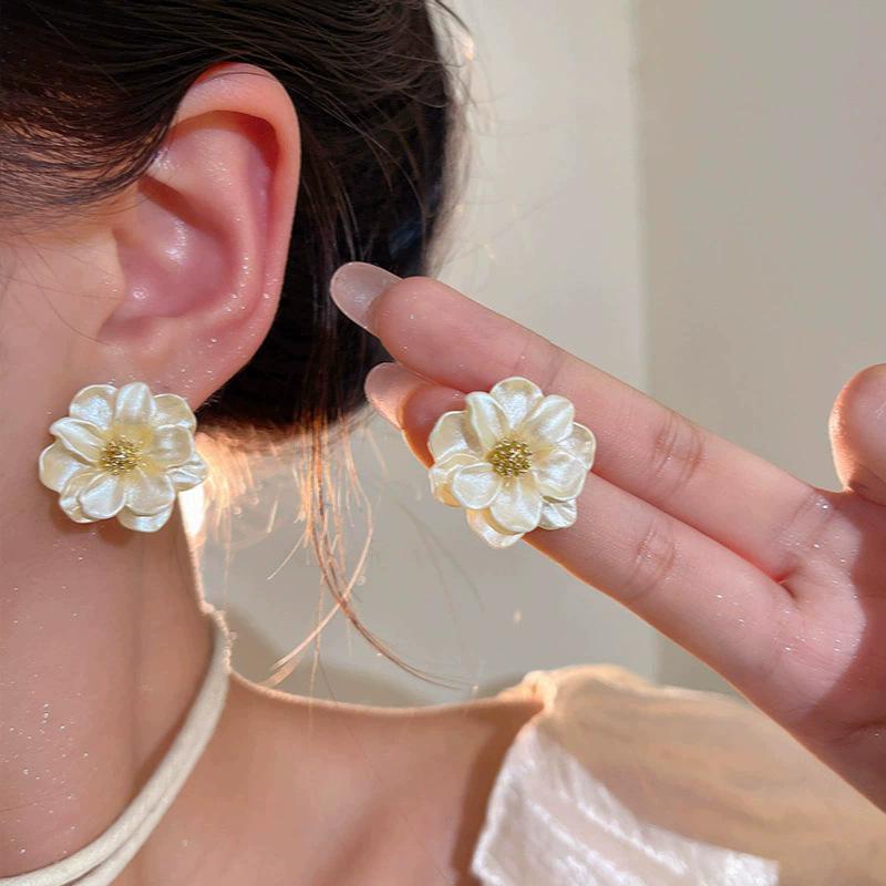 Silver Needle Retro French Flower Earrings Women's High Sense Niche Temperament Pearl Stud Earrings Ins Style Earrings