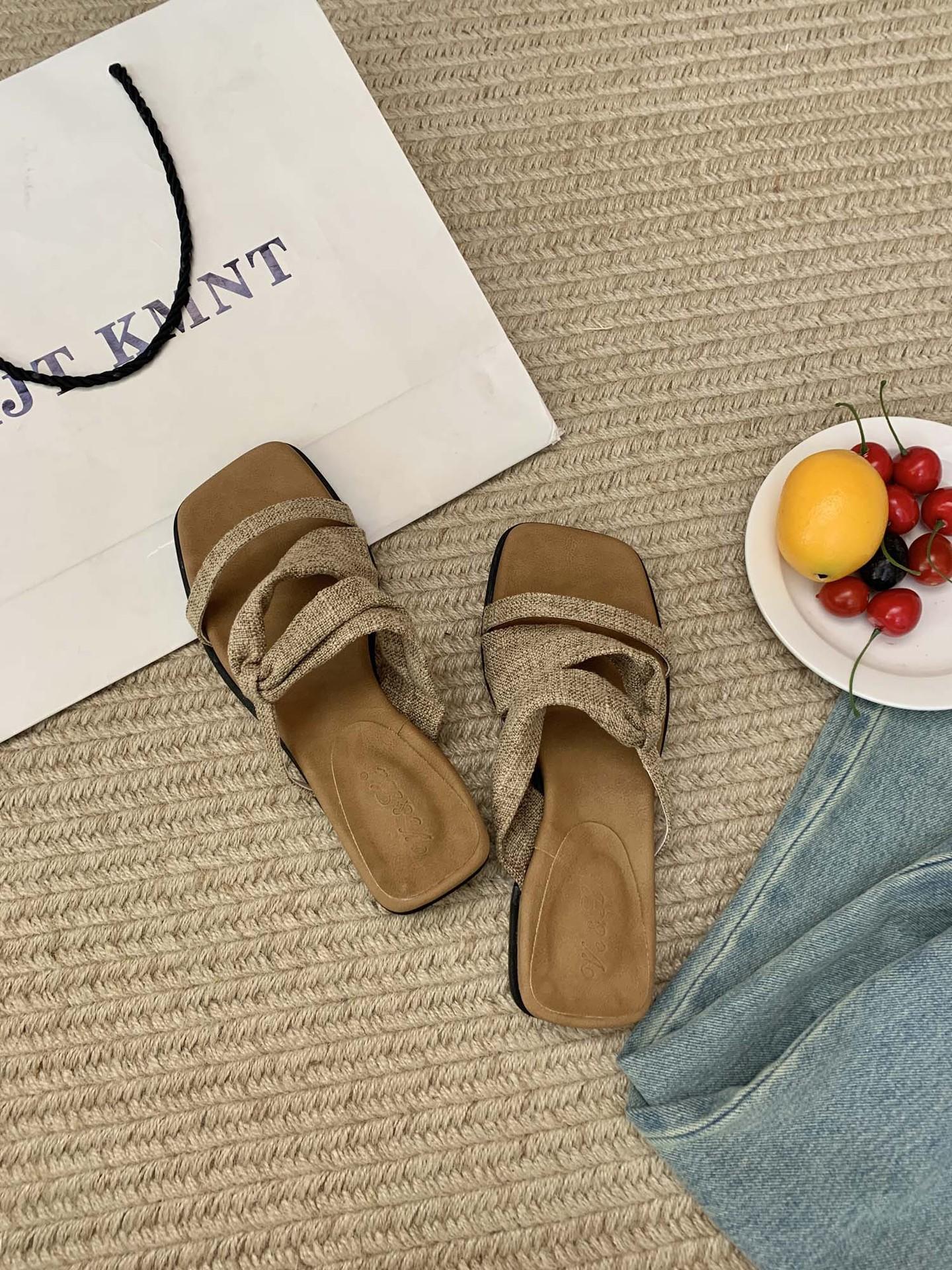 

2025 new retro open-toed slippers women s outer wear temperament square head thick bottom slope heel versatile cool slippers 39 хаки