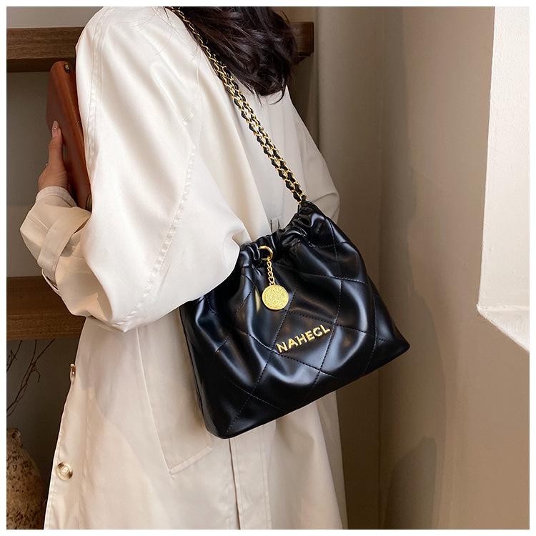 

Осенняя женская сумка — новинка, а бриллиантовое ведерко — супермодное. чёрный