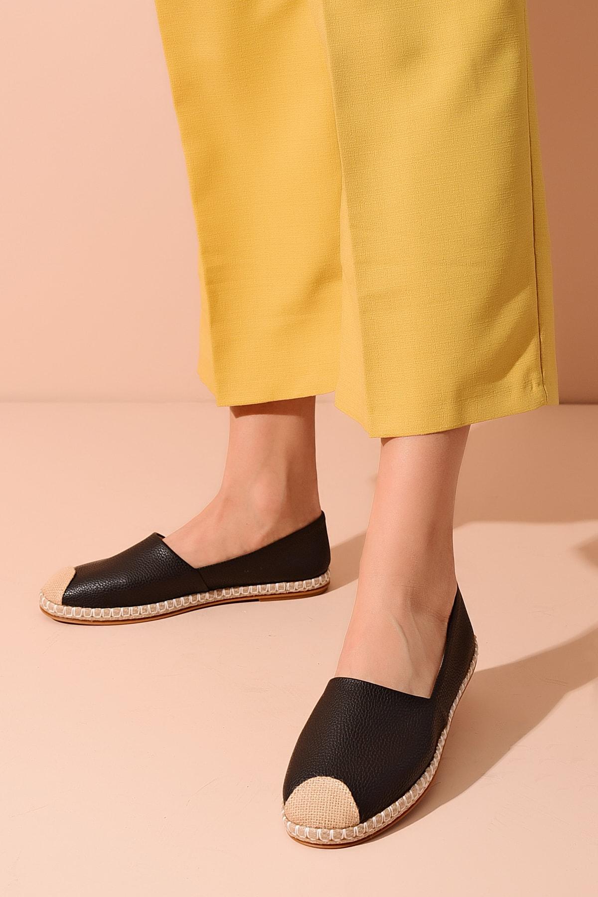 

Женские туфли на плоской подошве Черные кожаные балетки 36