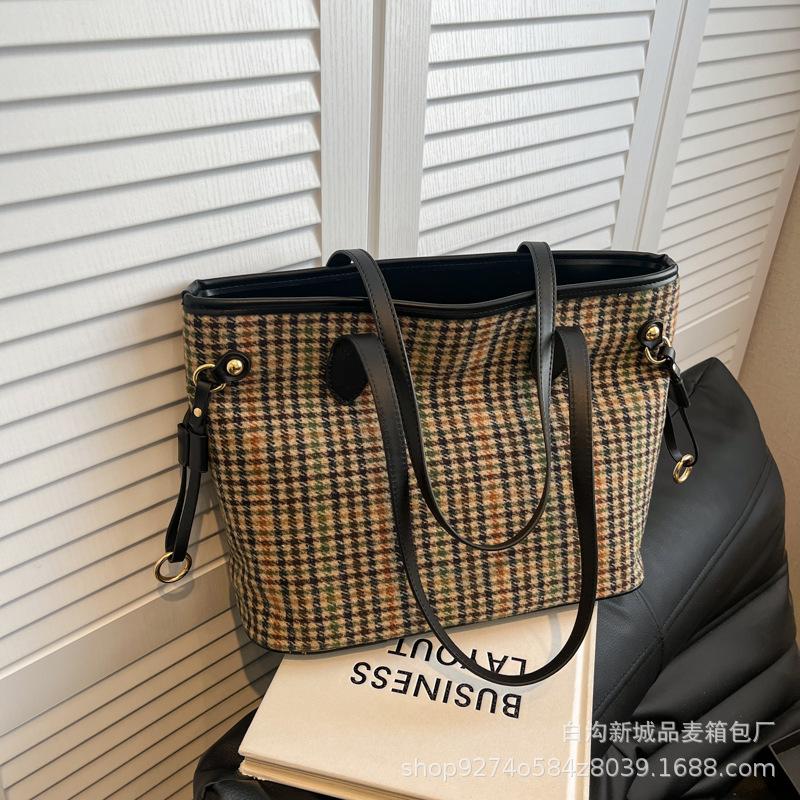 

Commuter bag women s bag 2025 new retro large-capacity tote bag personalized versatile woolen shoulder bag women чорний