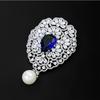 Die florale Perlenbrosche strahlt einen exquisiten und luxuriösen Charme aus. Es verfügt über ein einzigartiges Wassertropfen-Broschen-Design.