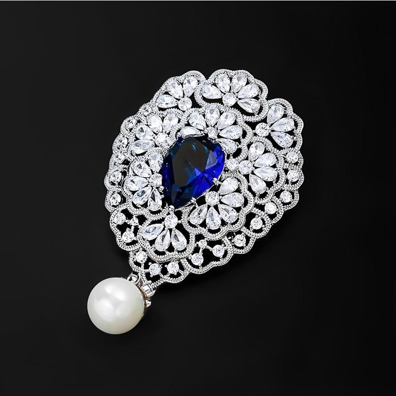 Die florale Perlenbrosche strahlt einen exquisiten und luxuriösen Charme aus. Es verfügt über ein einzigartiges Wassertropfen-Broschen-Design.