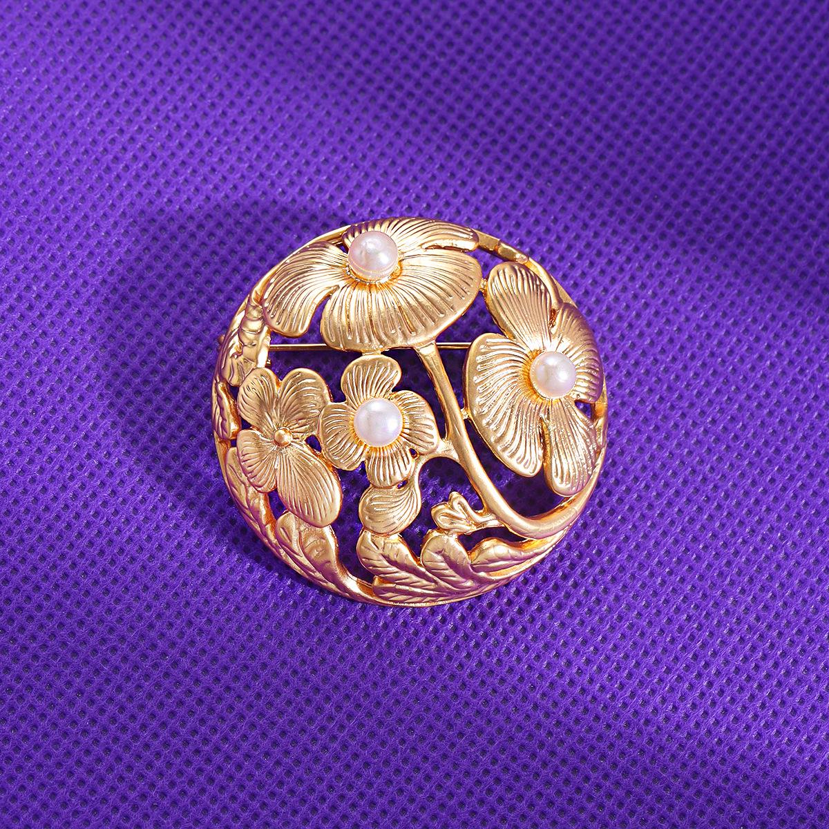 

Gold-Plated Freshwater Pearl Lotus Leaf Brooch: Vintage Round Hollow Pin