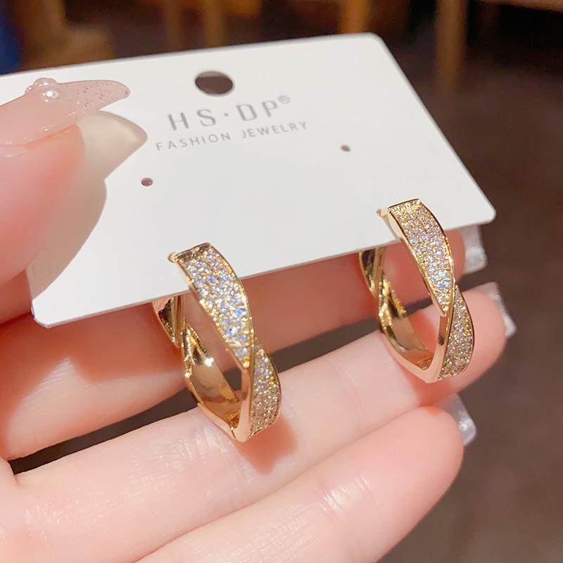 Personalized Fashion Micro-inlaid Twisted Earrings, High-end, Simple and Exaggerated Niche Design Earrings