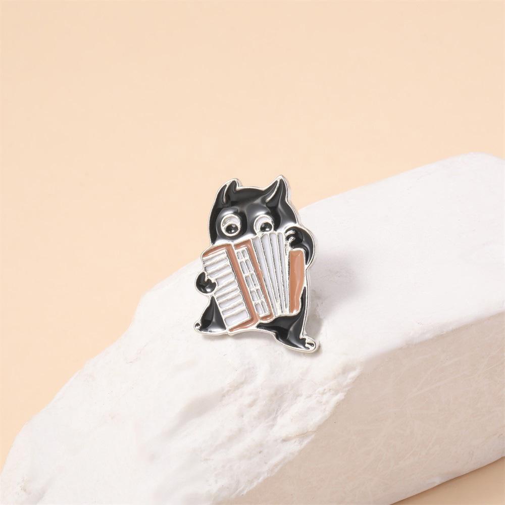Cartoon Akkordeon spielendes schwarzes Tier Emaille Brosche