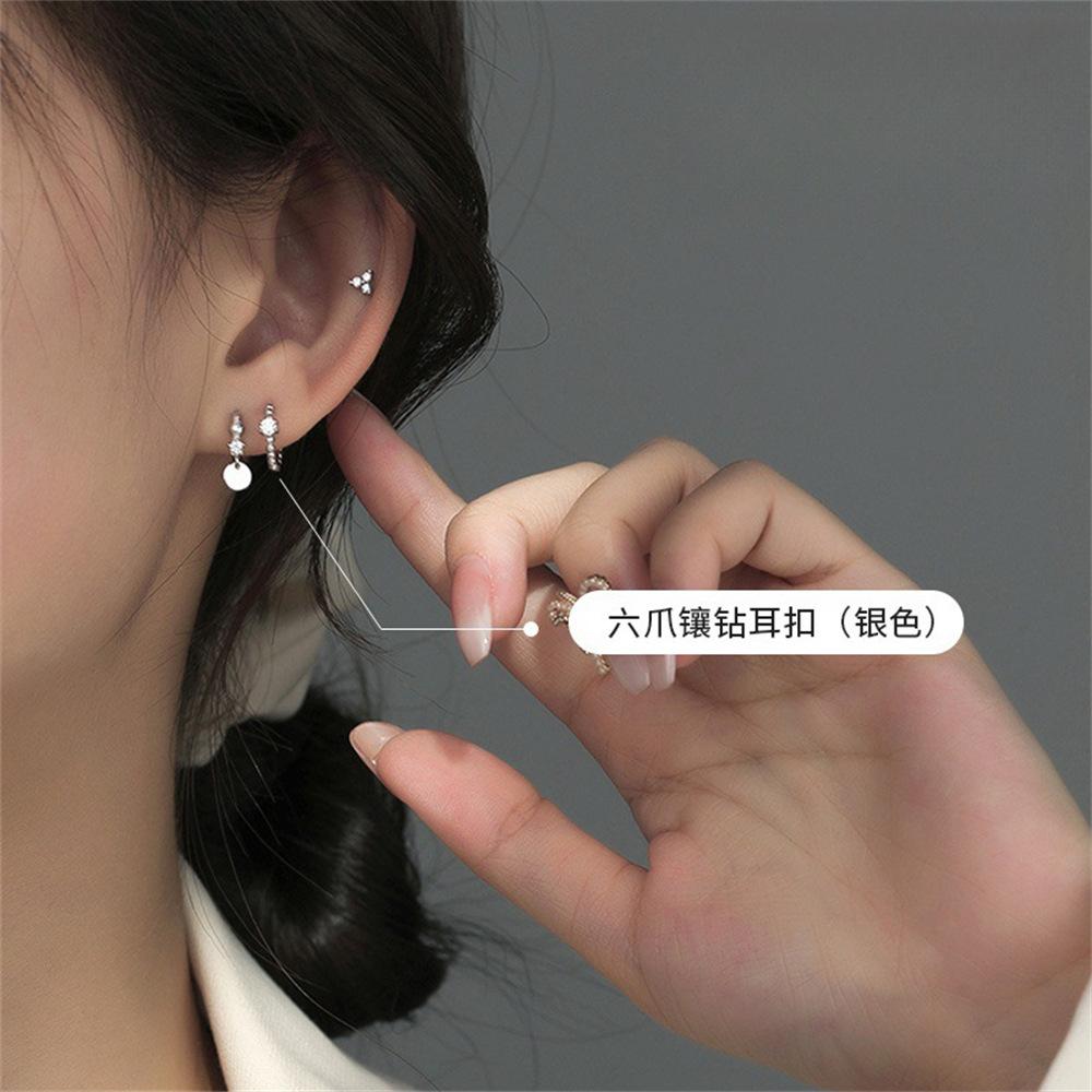 

Korean version of small disc earrings, simple personality, micro-inlaid ear buckles, small temperament, ear hole earrings