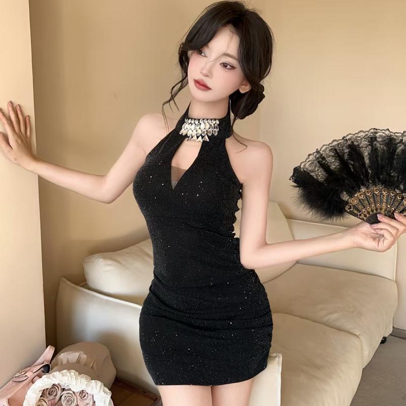 Elegant Pure Desire Black Rhinestone Halter Neck Evening Gown - Slimming Waist & Hip-Hugging Design for Women
