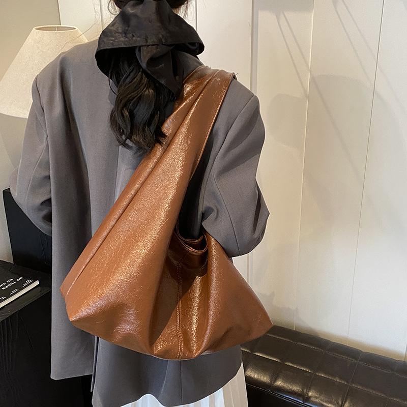 

Винтажная сумка-тоут большой вместимости для поездок на работу, женская новинка 2025 года, текстурированная сумка через плечо из мягкой кожи, простая и универсальная коричневый