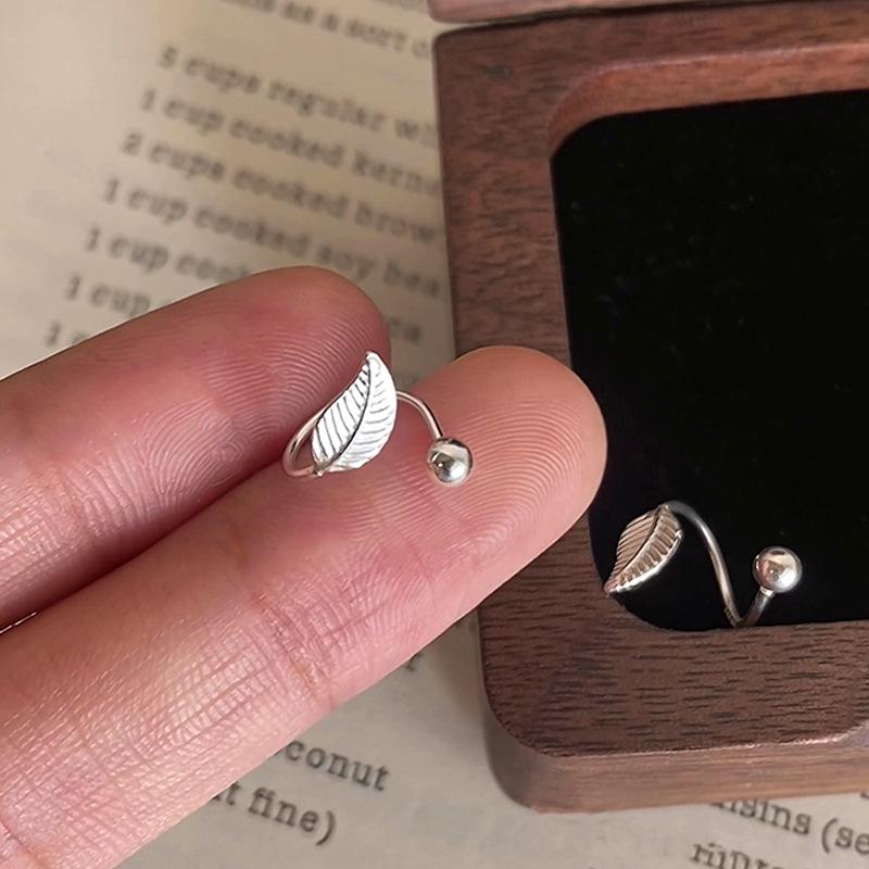 

Elegant Leaf Screw Stud Earrings for Women - Simple, Versatile, and High-End Fashion Design