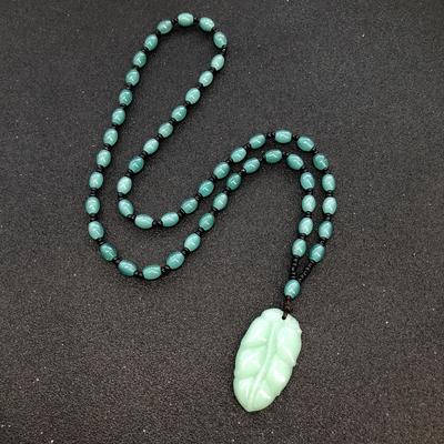 Retro schlichte Imitat-Jade lange Halskette Herren- und Damen vielseitige Pulloverkette Jadeit-Perlenkette Anhänger mit Schmuck